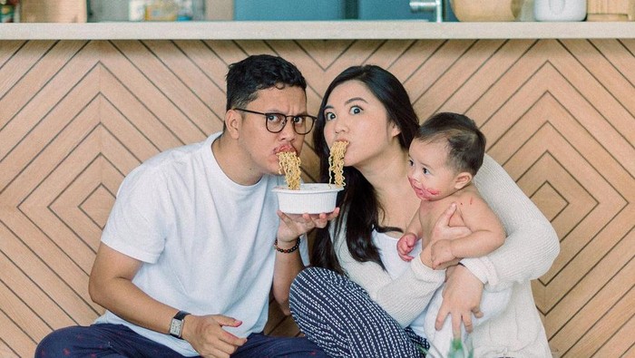 Momen Arief Muhammad ‘Ikoy-ikoyan’ Makan Bareng Keluarga Kecilnya