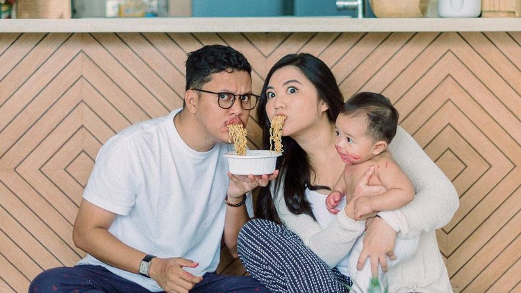 Momen Arief Muhammad ‘Ikoy-ikoyan’ Makan Bareng Keluarga Kecilnya