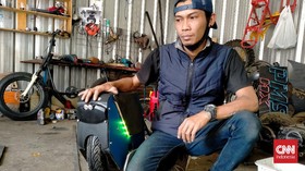 Berawal Coba-coba, Pria Buat Bengkel Motor Listrik di Bandung