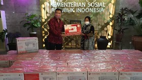 Bantu Ekonomi Papua Jelang PON XX, Mensos Bagikan Mesin Jahit