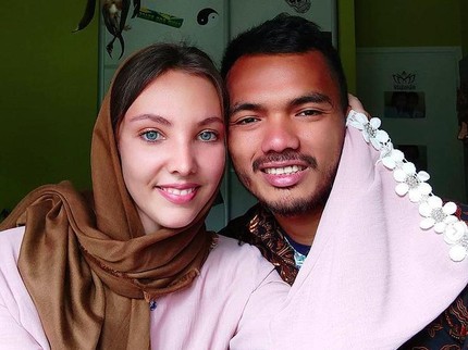 Kisah Bule Mualaf Temani Suami Minang Beli Perlengkapan Salat di Prancis