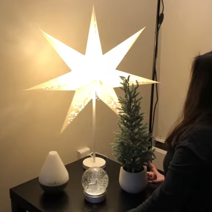 <p>Agar menambah nuansa <em>cozy,</em> Gisela Cindy memberikan lampu berbentuk bintang dengan warna hangat. (Foto: YouTube Gisela Cindy)</p>