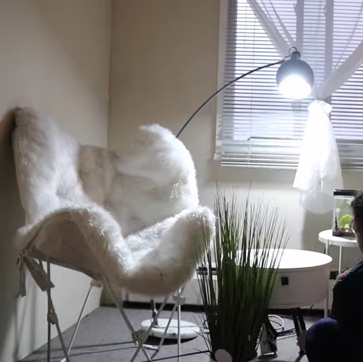 <p>Ruang tamu apartemen Gisela Cindy terlihat sangat nyaman dengan sofa panjang dan kursi malas yang terbuat dari bulu warna putih. (Foto: YouTube Gisela Cindy)</p>