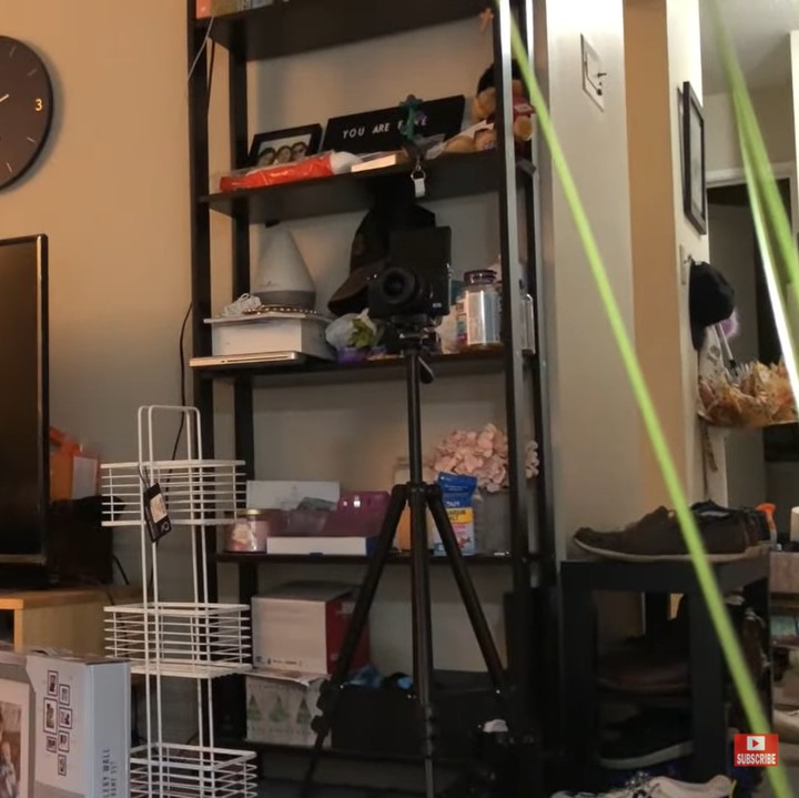 <p>Gisela Cindy membeli sejumlah dekorasi untuk diletakkan di apartemen. Ia ingin membuat tempat tinggalnya terasa <em>homey</em> dan nyaman. (Foto: YouTube Gisela Cindy)</p>