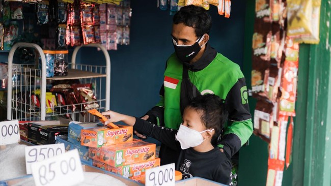 Gojek memberikan bantuan total senilai Rp25 miliar kepada ribuan mitra driver yang mendapat apresiasi dari Menhub Budi Karya Sumadi.