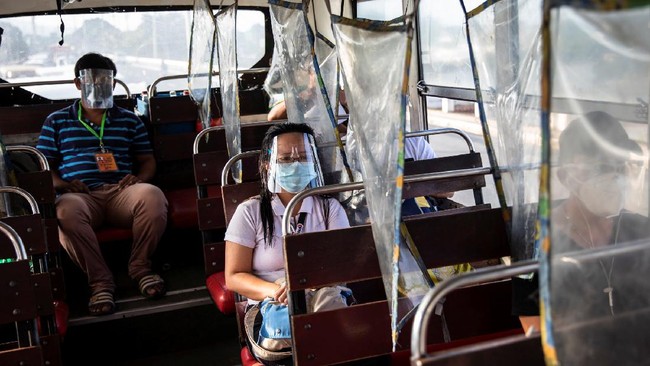 Filipina menerapkan lockdown di Manila yang berpopulasi lebih dari 13 juta mulai hari ini demi meredam lonjakan Covid-19 akibat kemunculan corona varian Delta.