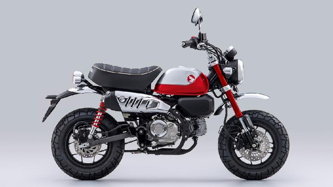 Honda Monkey, yang mengalami pembaruan pada warna stiker bodi, rangka, dan pelek, dibanderol Rp79,345 juta.