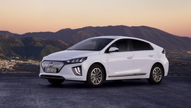 img-title Hyundai Suntik Mati Ioniq Electric di Indonesia