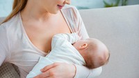 Bayi Sering Menggeliat saat Menyusu, Normal Enggak Ya?