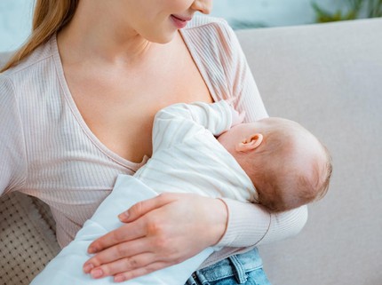 7 Tips Atasi Mastitis yang Bikin Bunda Meriang, Boleh Minum Ibuprofen