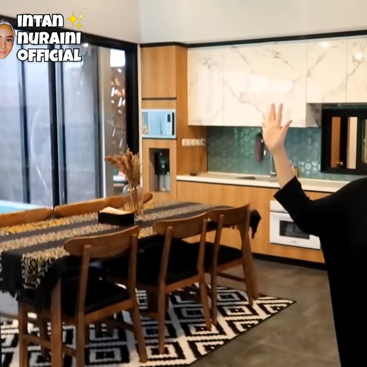 <p>Rumah mereka memiliki pintu geser yang selalu dapat dibuka untuk memperlancar sirkulasi udara. Desain ini membuat rumahnya tampak terang karena mendapat banyak sinar matahari. (Foto: YouTube INTAN NURAINI OFFICIAL)</p>