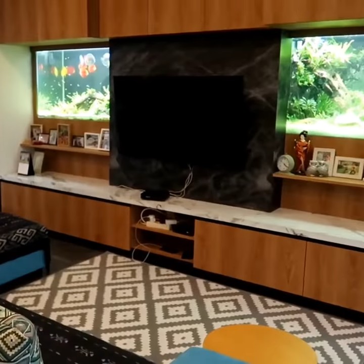 <p>Bagian ruang tamu dan keluarga dirancang dengan interior hangat. Suami Intan Nuraini yang gemar memelihara ikan juga melengkapi ruangan itu dengan dua akuarium cantik. (Foto: YouTube INTAN NURAINI OFFICIAL)</p>