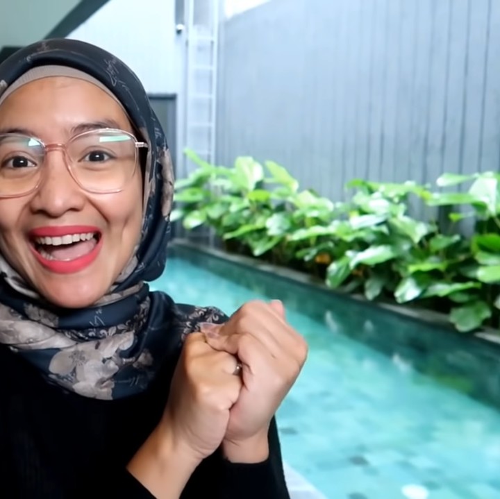 <p>Aktris dan presenter Intan Nuraini kini tinggal di rumah baru bersama suaminya, Donny Azwan Putra. Mereka dan ketiga buah hatinya menikmati kehidupan di rumah baru yang mewah. (Foto: YouTube INTAN NURAINI OFFICIAL)</p>