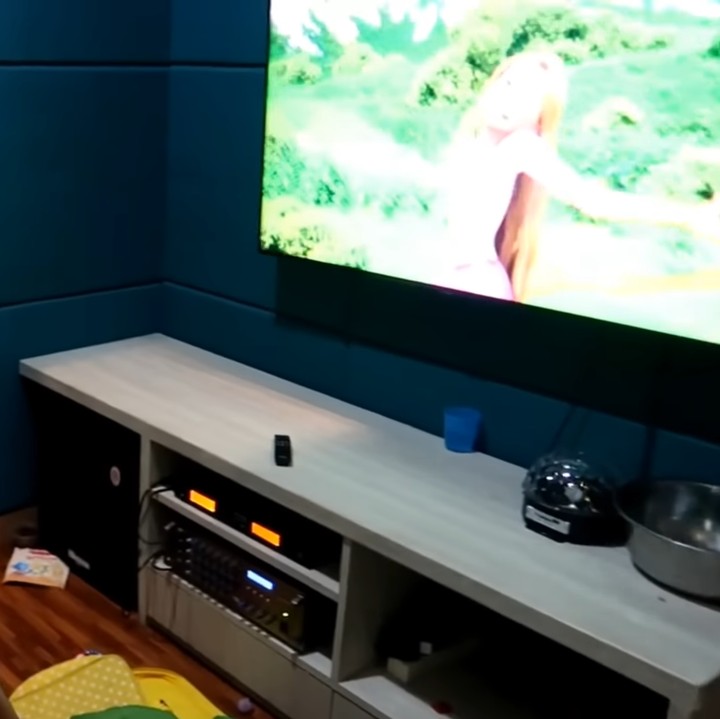 <p>Menariknya lagi, Intan Nuraini memiliki ruang karaoke lho. Ia biasa menghabiskan waktu dengan menyanyi dan menemani anak-anaknya menonton TV. (Foto: YouTube INTAN NURAINI OFFICIAL)</p>