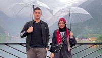 Cerita Hijaber & Suami Bule Turki Liburan di Kaki Gunung, Sarana Umumnya Wow Banget