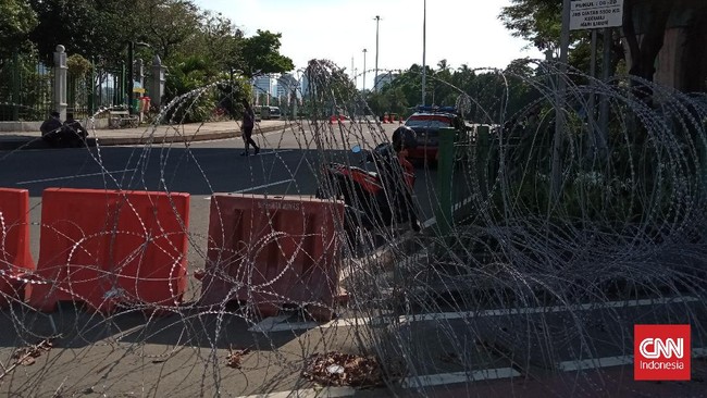 Aparat siaga di sejumlah titik di sekitar Istana Negara terkait rencana aksi demo dari HMI hari ini.