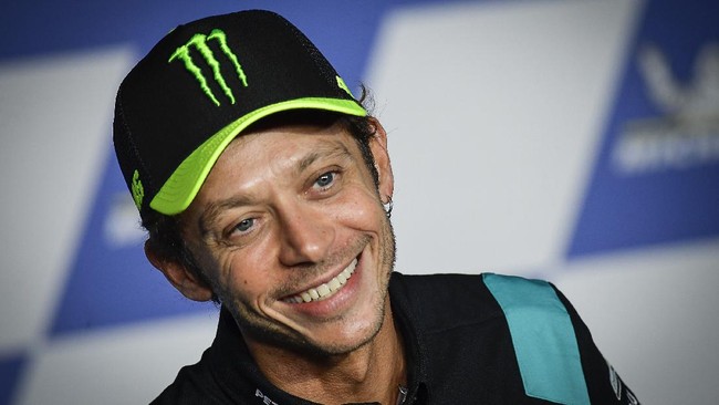 Jelang MotoGP Aragon 2021, Valentino Rossi mengungkap alasan enggan pensiun dari MotoGP di puncak karier dan lebih memilih 'mempermalukan diri'.
