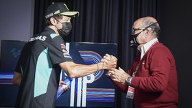 FOTO: Momen Valentino Rossi Umumkan Pensiun dari MotoGP