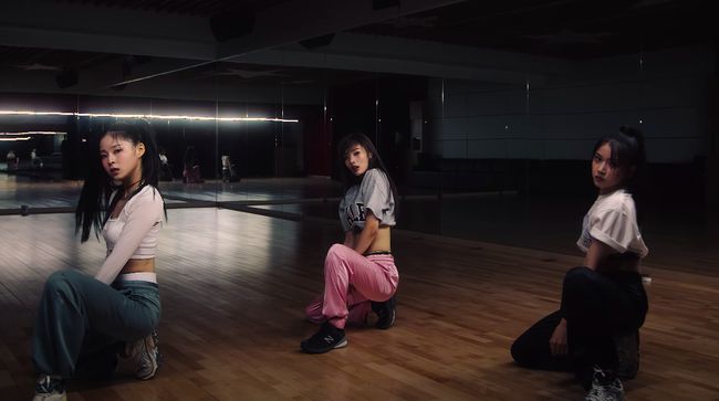 JYP Entertainment merilis cuplikan yang menampilkan tiga anggota dari girl grup terbarunya.