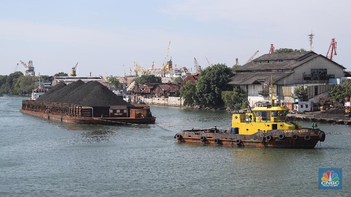 Kapal tongkang Batu Bara (CNBC Indonesia/Tri Susilo)