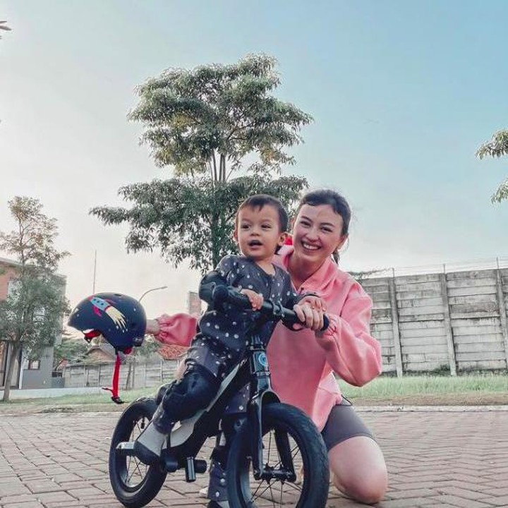 <p>Uniknya, ulang tahun Rayden dengan Aisyah hanya selisih satu hari lho, Bunda. Rayden lahir pada 19 November, sementara Aisyah lahir pada 20 November di tahun berikutnya. (Foto: Instagram @kimberlyryder)</p>
