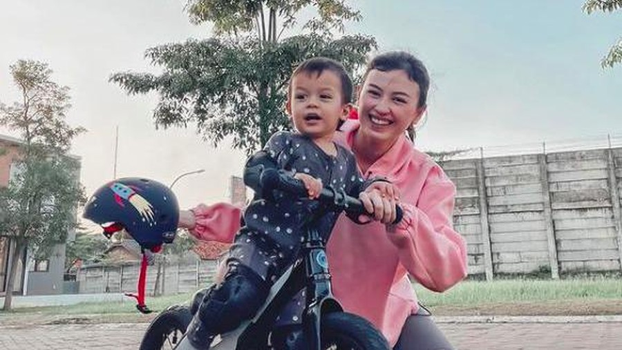 Kimberly Ryder dan anak-anaknya