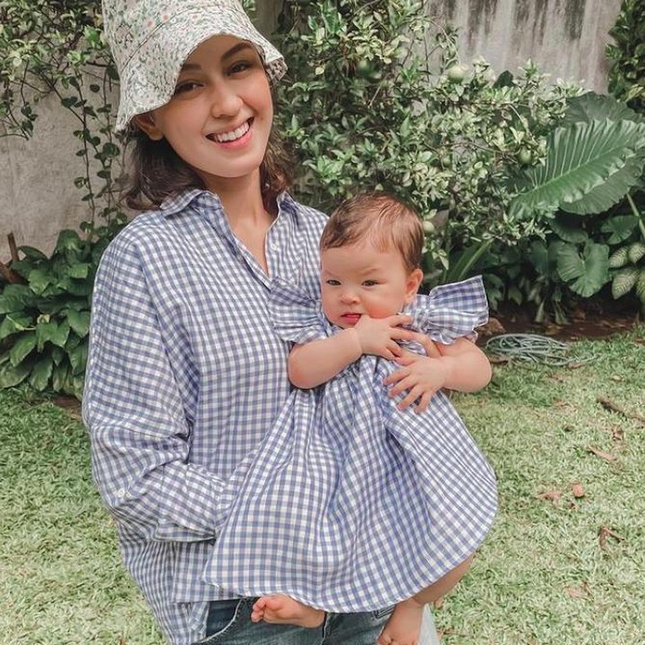 <p>Kalau wajah baby Aisyah dari lahir sudah terlihat bule ya, Bunda. Matanya dari bayi hingga sekarang berwarna abu-abu. (Foto: Instagram @kimberlyryder)</p>
