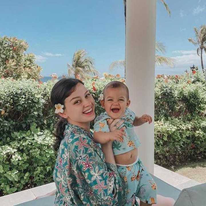 <p>Bersama baby Rayden. Menurutnya wajahnya lebih cenderung mirip ayah atau bundanya nih? (Foto: Instagram @kimberlyryder)</p>