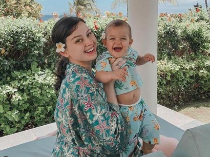 5 Seleb Lakukan Tandem Nursing, Kimberly Ryder Punya Trik Khusus Bun