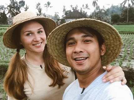 Bikin Iri! Pria Pekanbaru Nikahi Bule Ukraina Jago Masak, Lunch di Tengah Sawah