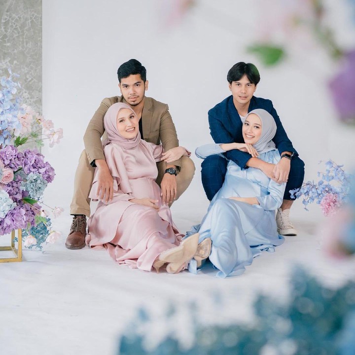 <p>Kala itu, Mega Iskanti melakukan sesi foto hamil bersama sahabatnya, Dwi Handayani, yang juga tengah hamil. (Foto: Instagram @megaiskanti)</p>