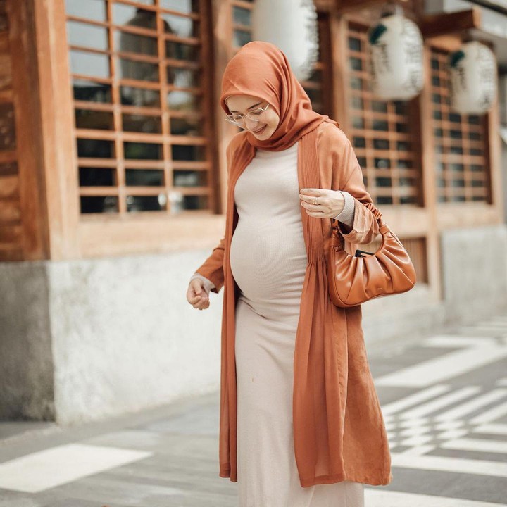 <p>Meski begitu, Mega Iskanti tetap tampil <em>stylish</em> meski sedang hamil lho. Bahkan ketika hamil besar, ia masih sering melakukan foto OOTD dengan memakai busana modis. (Foto: Instagram @megaiskanti)</p>