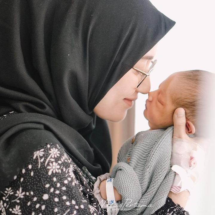 <p>Hari demi hari dijalani hingga pada akhirnya Mega Iskanti melahirkan putra pertamanya, Kaelan Muhammad Alsaki, pada bulan Juli. Sang putra yang baru lahir terlihat sangat menggemaskan, Bunda. (Foto: Instagram @megaiskanti)</p>