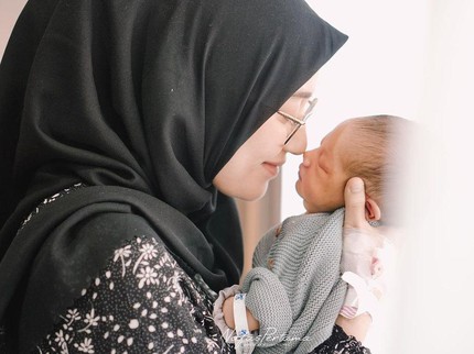 7 Potret Hijaber Mega Iskanti Hamil hingga Melahirkan Anak Pertama