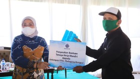 Menaker Serahkan Bantuan TKM untuk PKL di Mojokerto