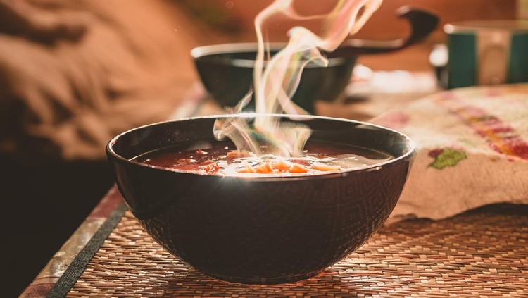 Mengapa Rasulullah SAW Larang Meniup Makanan dan Minuman Panas? Ini Alasannya
