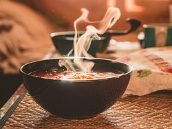 Mengapa Rasulullah SAW Larang Meniup Makanan dan Minuman Panas? Ini Alasannya