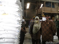 Heboh Beras Batu, Menko PMK Sidak Gudang Bulog Pandeglang