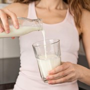 Minum Susu Jadi Bikin Jerawatan, Mitos atau Fakta Nih?