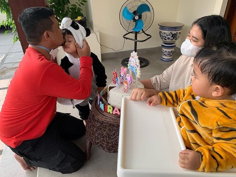 Momen Sederhana Ultah Anak-anak Kahiyang Ayu di Teras Rumah Tuai Pujian Momen Sederhana Ultah Anak-anak Kahiyang Ayu di Teras Rumah Tuai Pujian