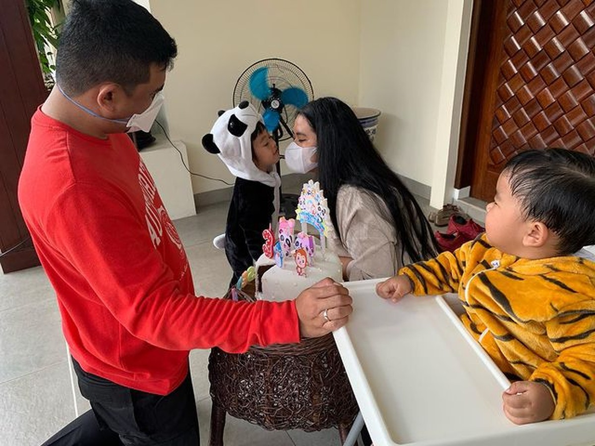 Momen Sederhana Ultah Anak-anak Kahiyang Ayu di Teras Rumah Tuai Pujian