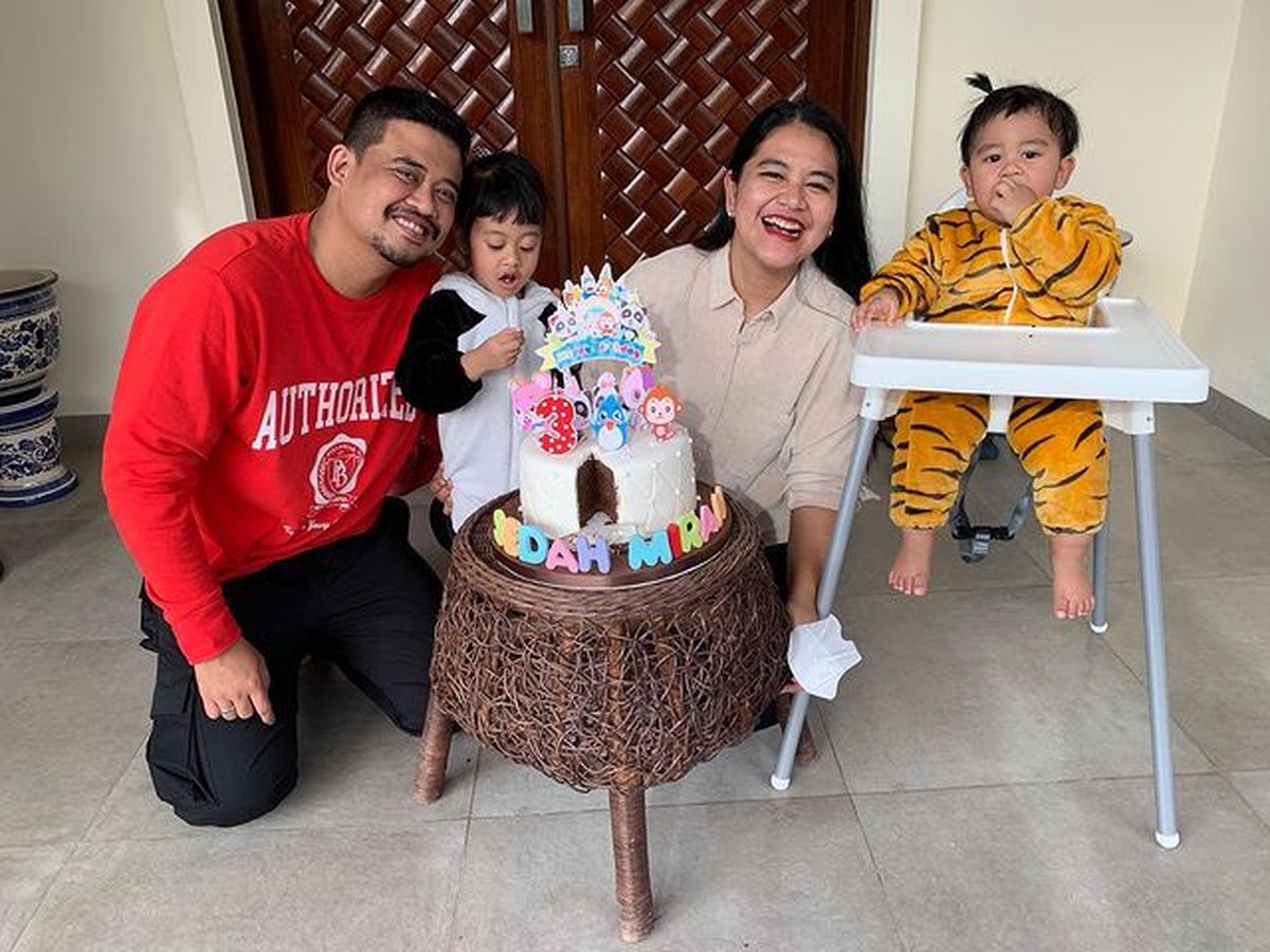 Momen Sederhana Ultah Anak-anak Kahiyang Ayu di Teras Rumah Tuai Pujian