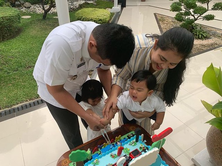 Momen Sederhana Ultah Anak-anak Kahiyang Ayu di Teras Rumah Tuai Pujian Momen Sederhana Ultah Anak-anak Kahiyang Ayu di Teras Rumah Tuai Pujian