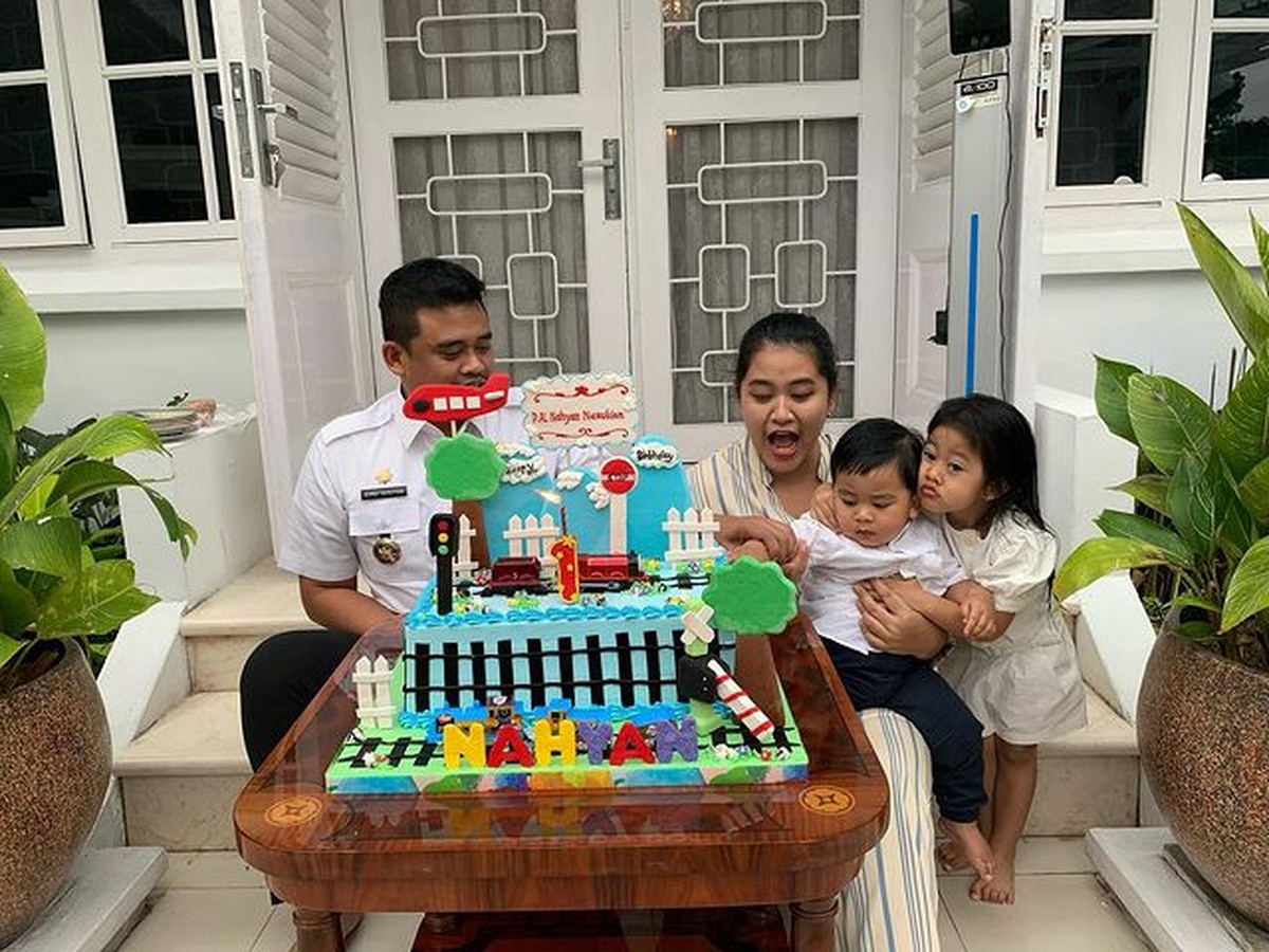 Momen Sederhana Ultah Anak-anak Kahiyang Ayu di Teras Rumah Tuai Pujian