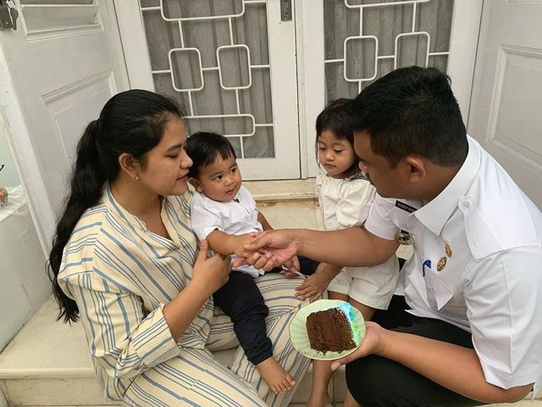 Momen Sederhana Ultah Anak-anak Kahiyang Ayu di Teras Rumah Tuai Pujian Momen Sederhana Ultah Anak-anak Kahiyang Ayu di Teras Rumah Tuai Pujian