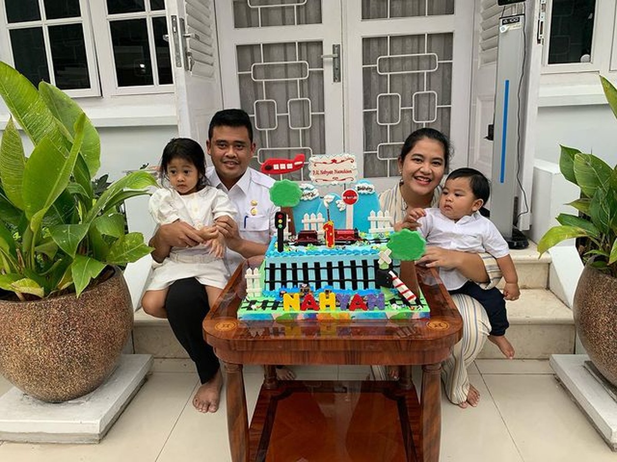 Momen Sederhana Ultah Anak-anak Kahiyang Ayu di Teras Rumah Tuai Pujian