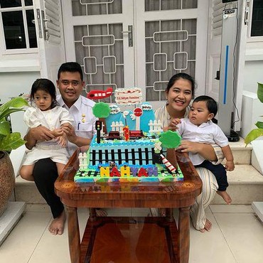 Momen Sederhana Ultah Anak-anak Kahiyang Ayu di Teras Rumah Tuai Pujian