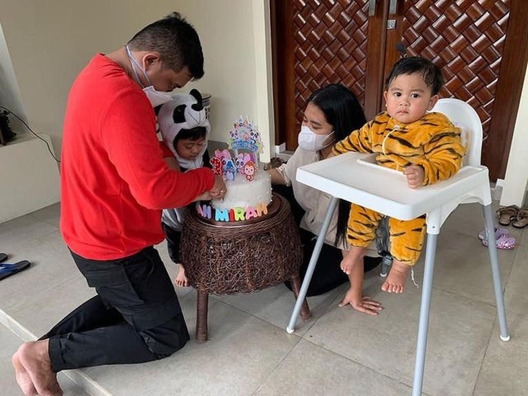 Momen Sederhana Ultah Anak-anak Kahiyang Ayu di Teras Rumah Tuai Pujian Momen Sederhana Ultah Anak-anak Kahiyang Ayu di Teras Rumah Tuai Pujian