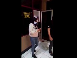 Penampakan Dinar Candy Berkerudung Hitam Tinggalkan Polres Dini Hari