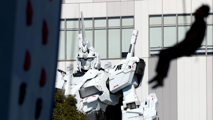Robot gundam raksasa mejeng di sejumlah tempat di Jepang. Bahkan robot raksasa itu juga 'memelototi' aksi atlet panjat tebing dan balap sepeda. Begini penampakan robot tersebut.